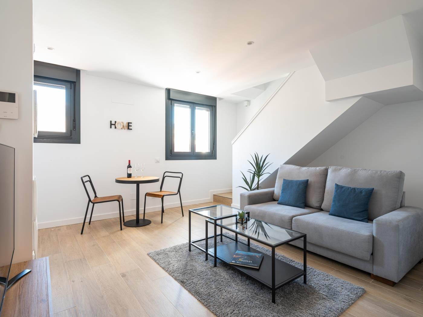 Cuatro Caminos - One-bedroom attic with terrace in Madrid